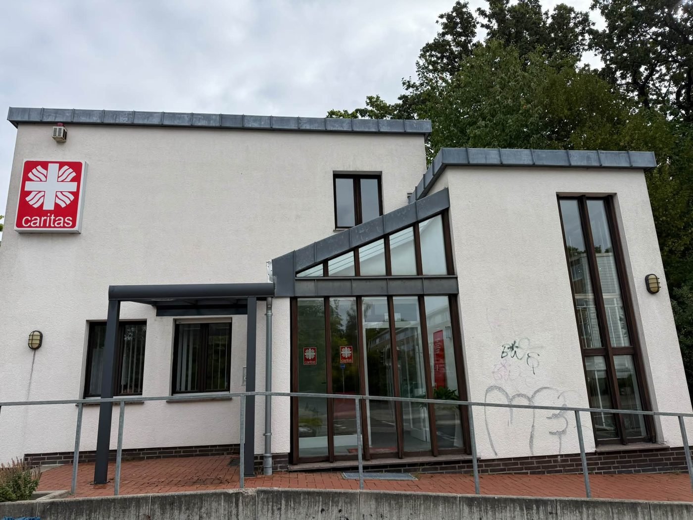 Sozialstation der Caritas mit Glasvorbau