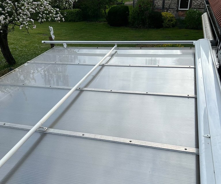 Gereinigtes Dach aus Doppelstegplatten mit Blick in den Garten