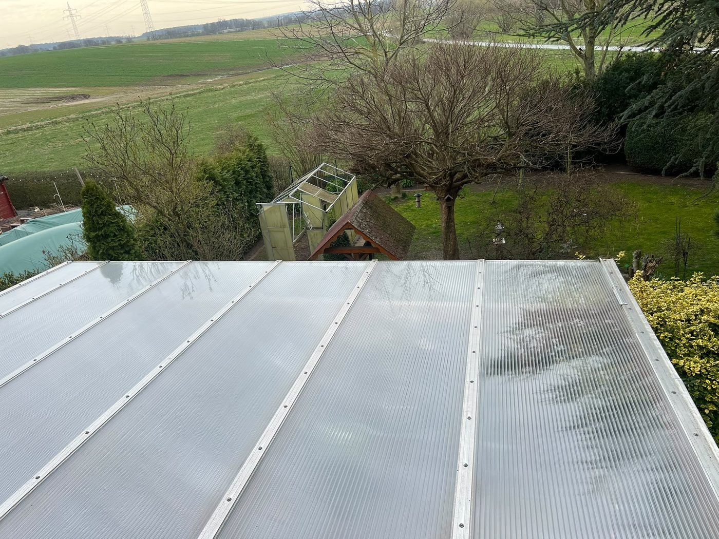 Saubere Doppelstegplatten auf einem Terrassendach