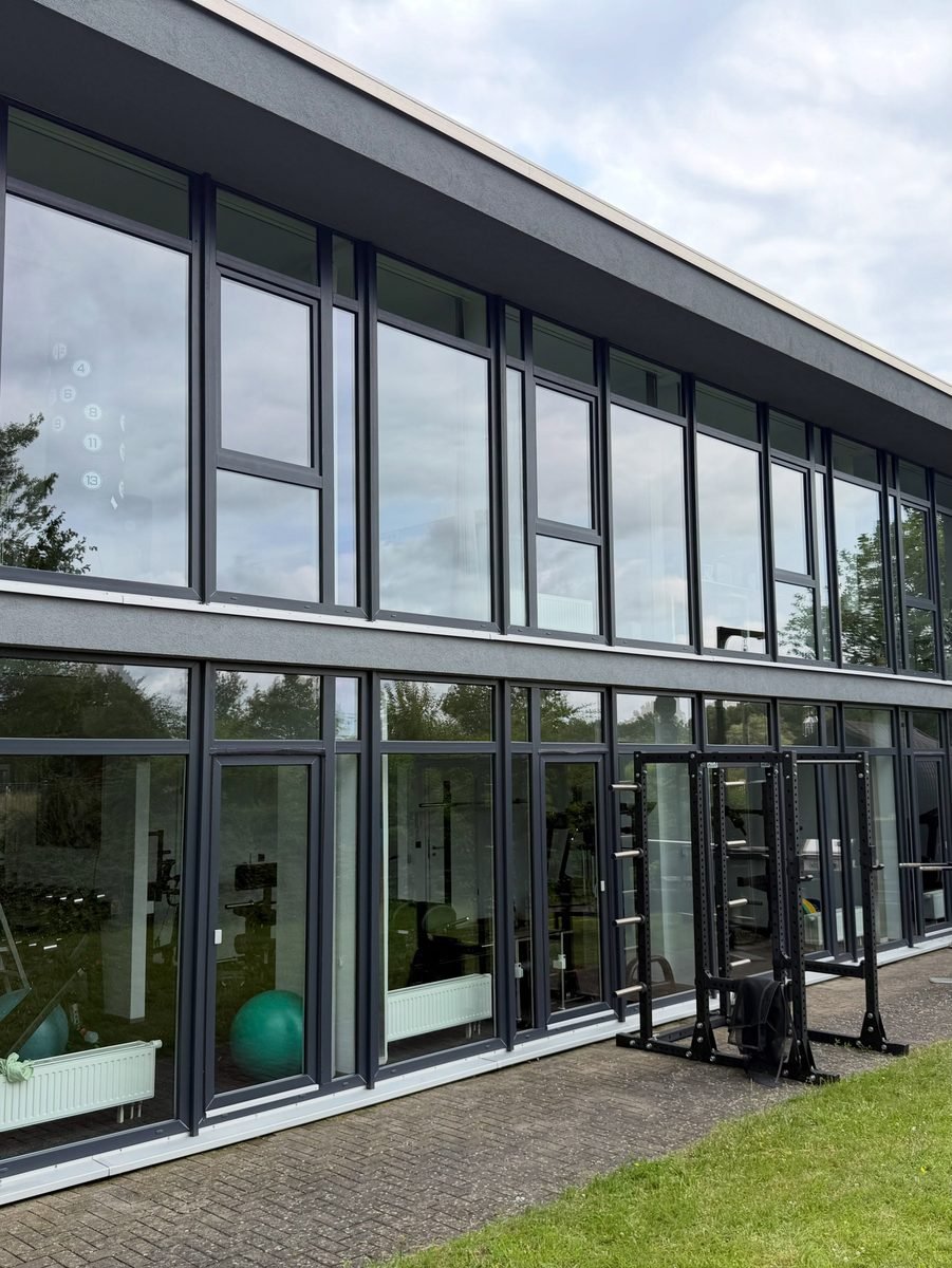 Glasfront eines Fitnessstudios