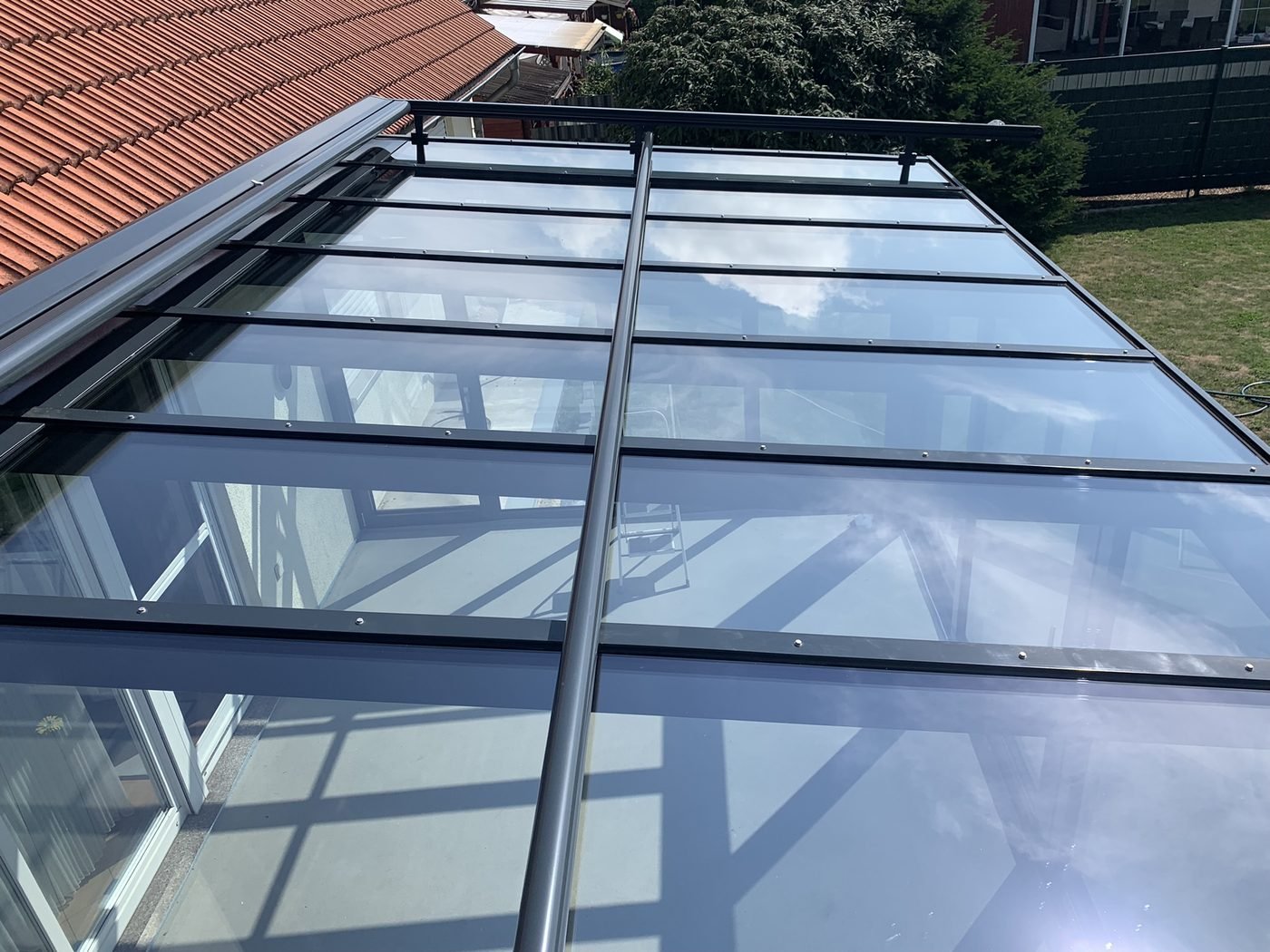 Sauberes Glasdach mit Blick in den Himmel