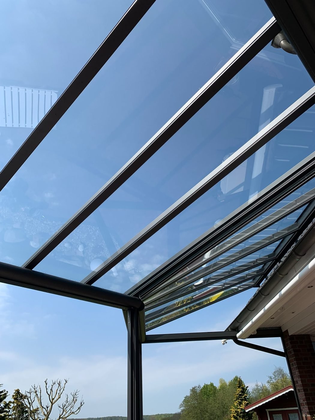 Klares Glasdach von unten gesehen