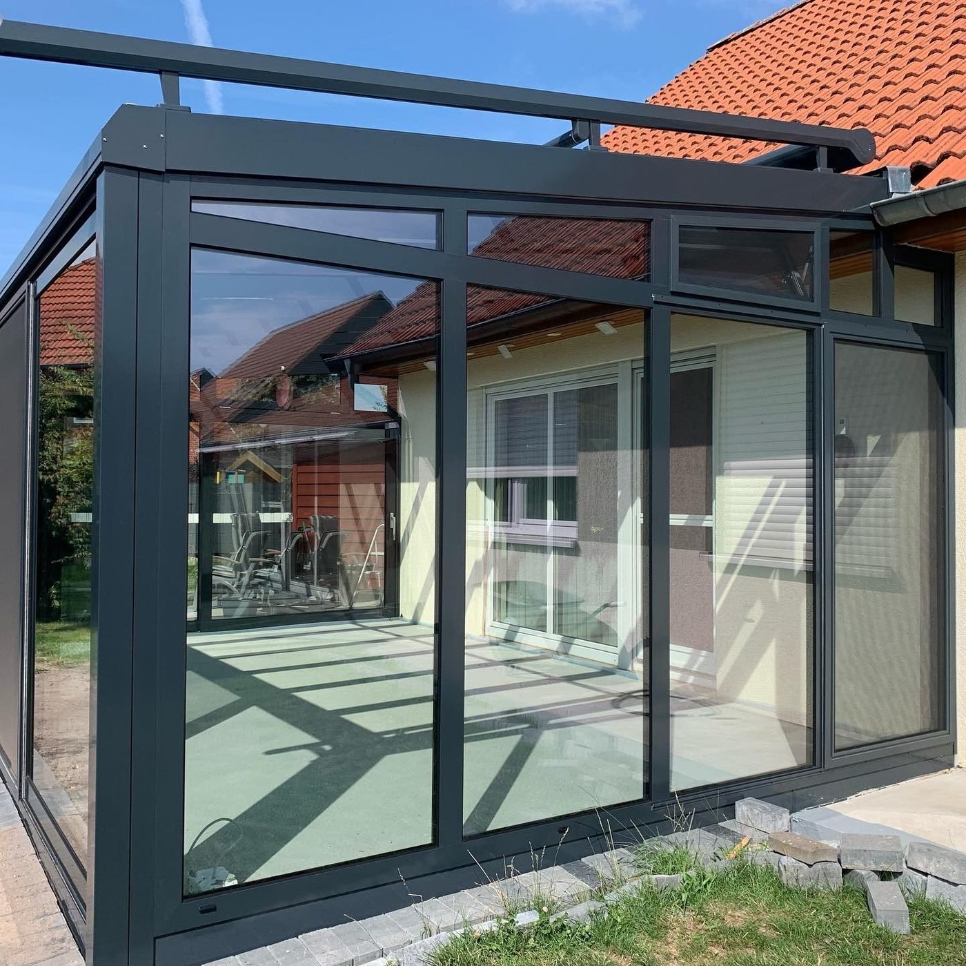 Glashaus auf der Terrasse nach der Reinigung