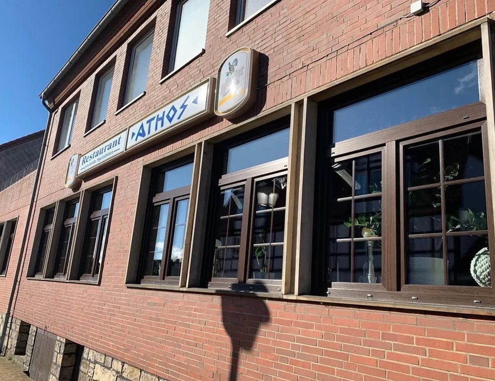 Sprossenfenster des griechischen Restaurants Athos in Vorsfelde