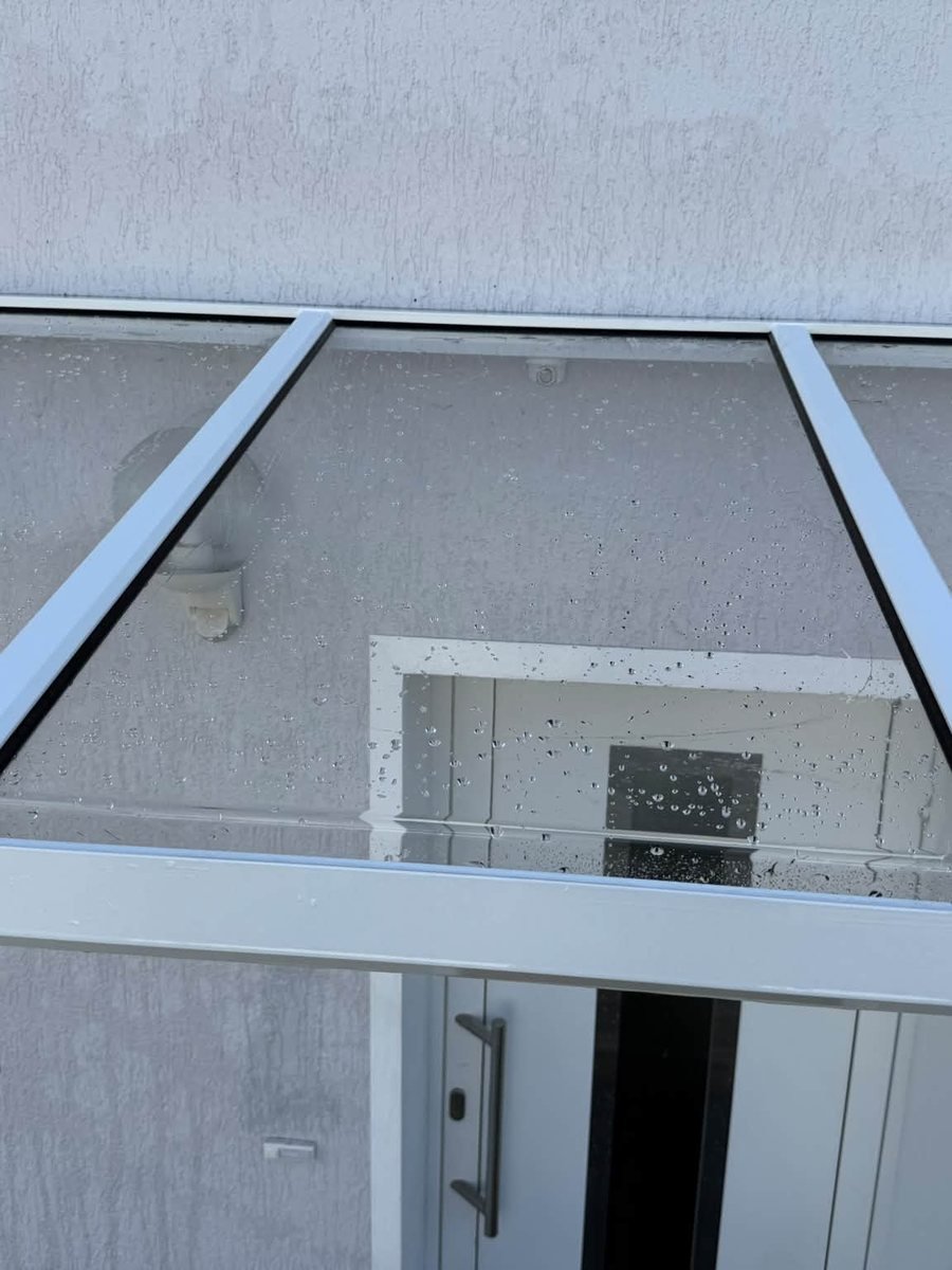 Glas-Vordach über dem Eingang – nachher