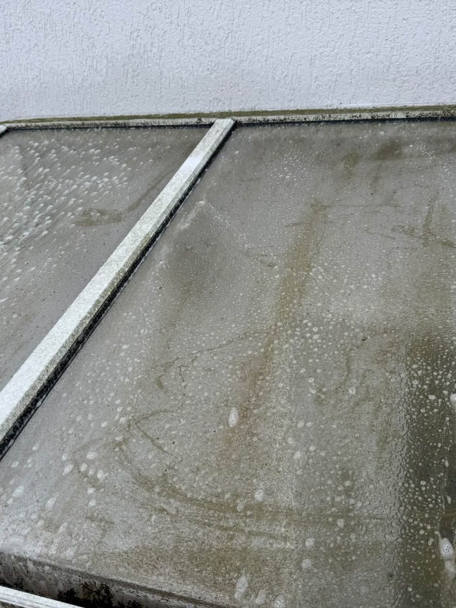 Glas-Vordach über dem Eingang – vorher