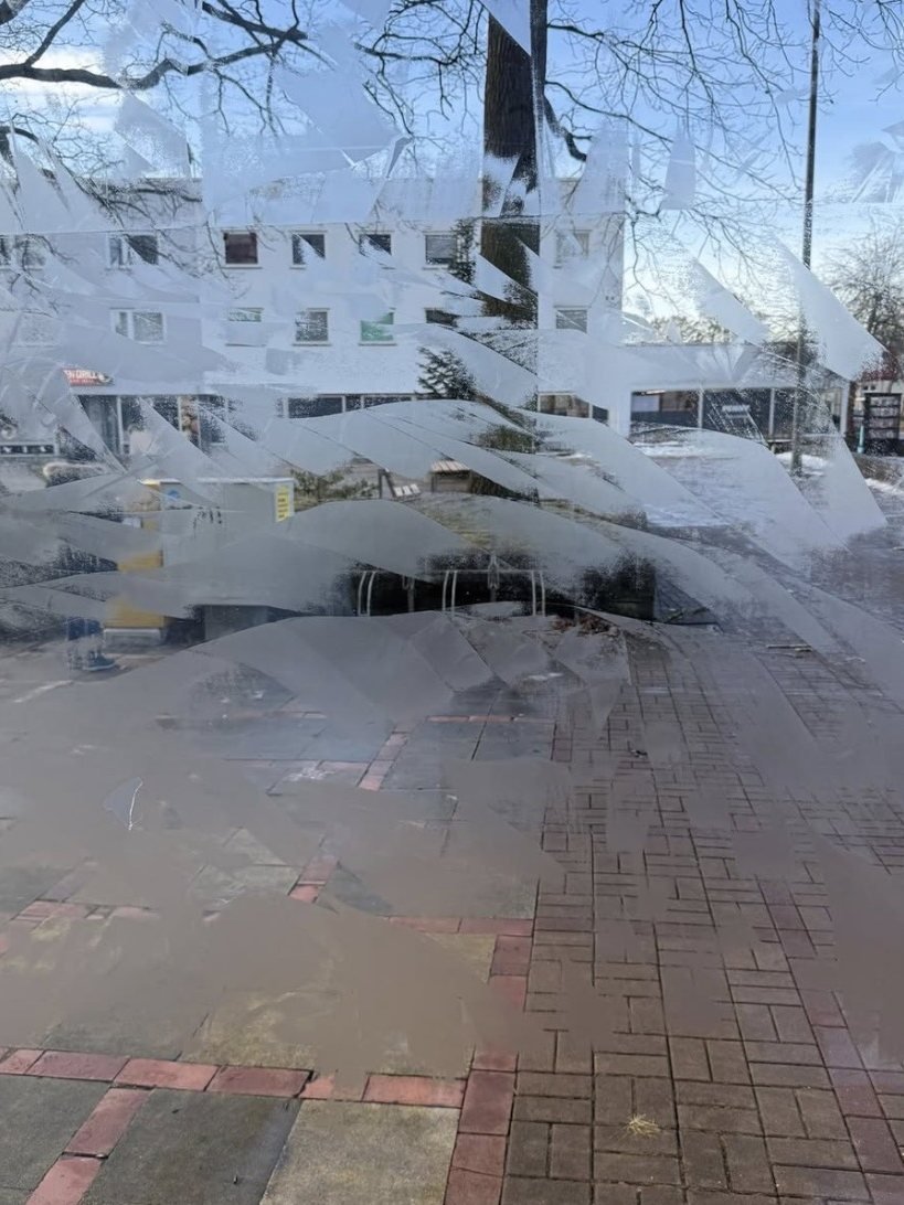 Klebereste und Schlieren entfernt – vorher