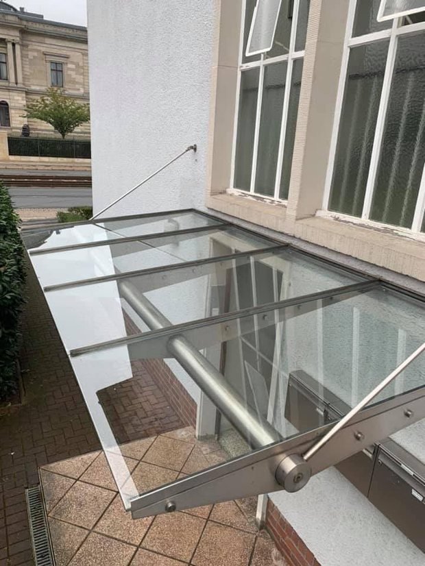 Veralgtes Glas-Vordach – nachher