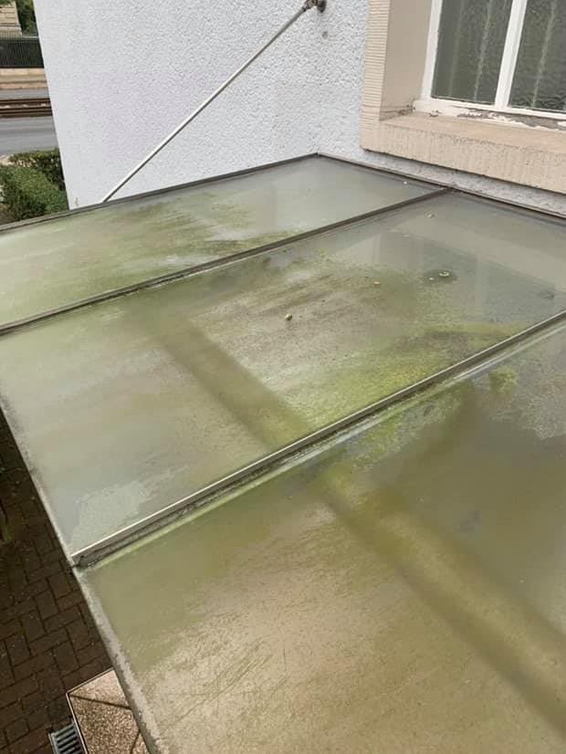 Veralgtes Glas-Vordach – vorher