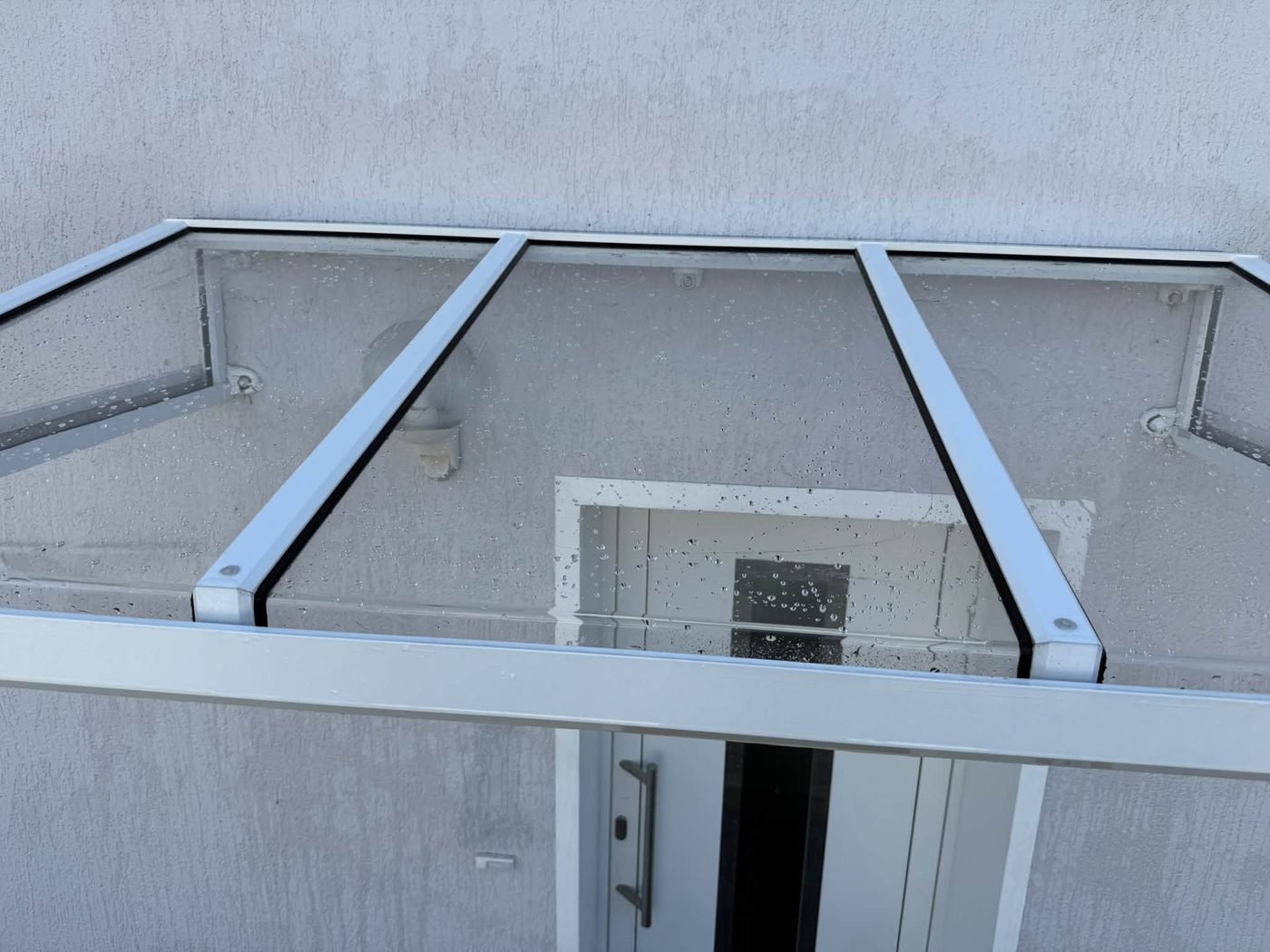 Sauberes Glasvordach über einer Haustür