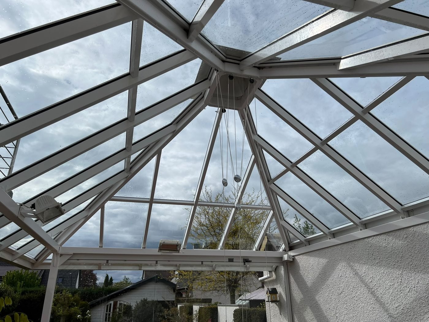 Wintergarten von innen mit klarem Glasdach